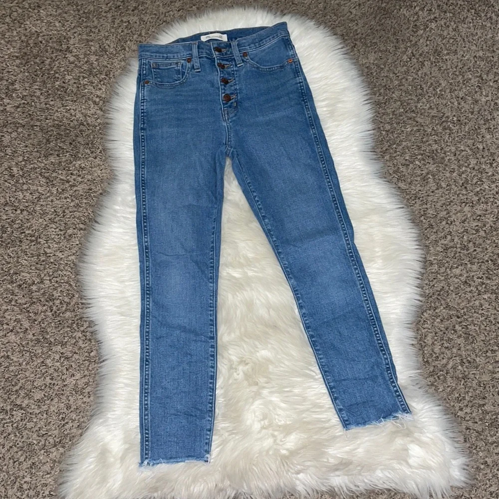 Madewell 10” High-Rise Skinny Button Fly and Ankle Raw Hem Skinny Jeans - Picture 5 of 12